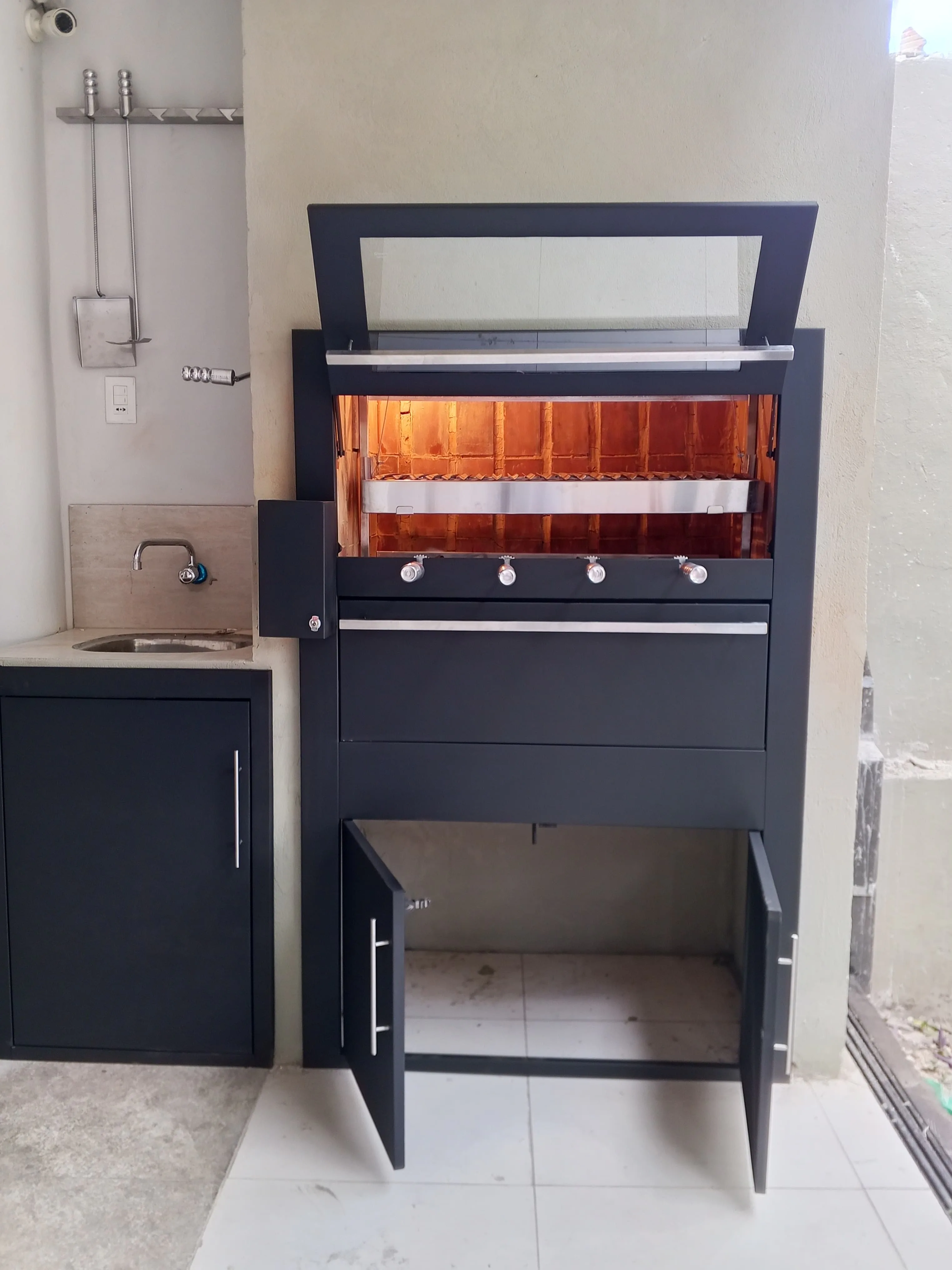 Instalación reciente de cerramiento en acero inoxidable — proyecto residencial